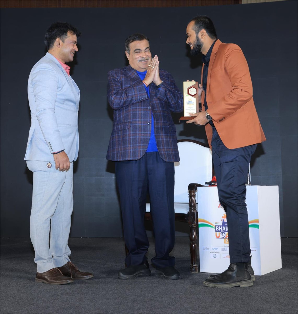 Chef Mohammad Husain being felicitated by Shri Nitin Gadkari Ji at Zee Bharat Bharat Ki Udaan 2.0 in New Delhi